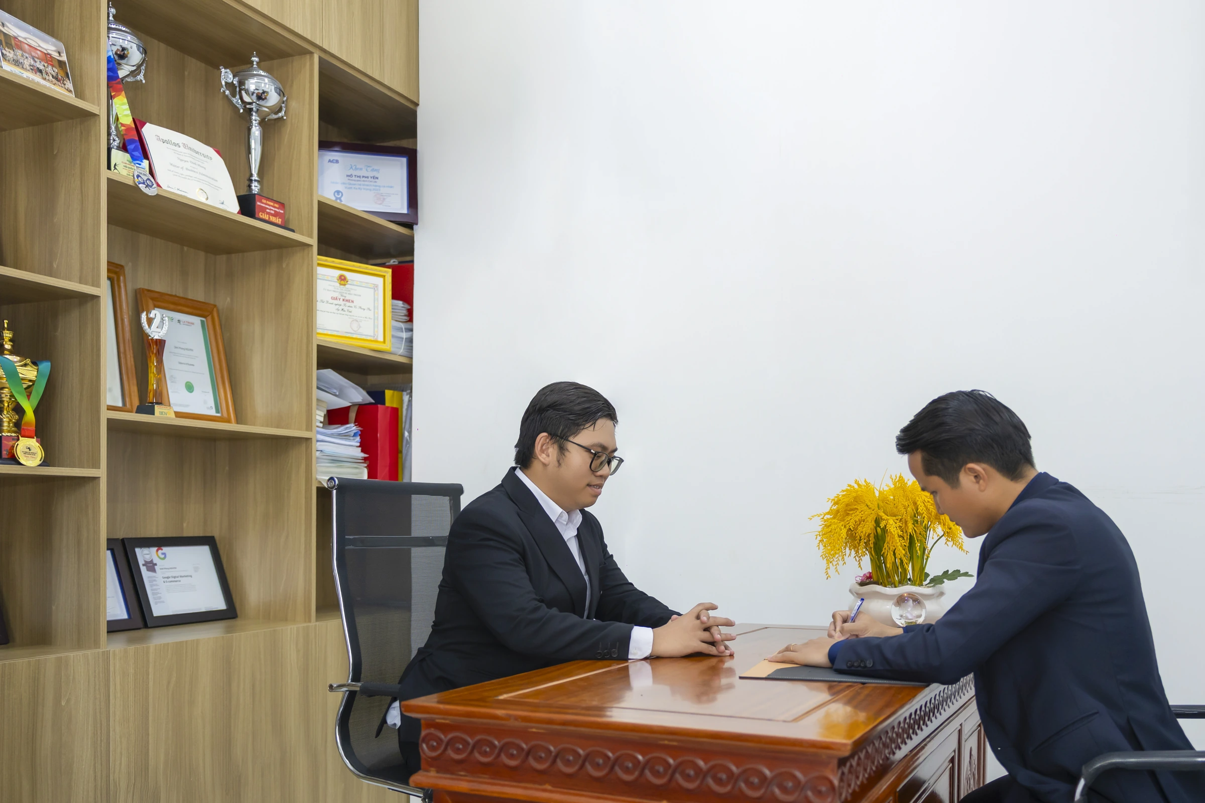 Preparing a sourcing discussion at the Vũ Phong Phú office