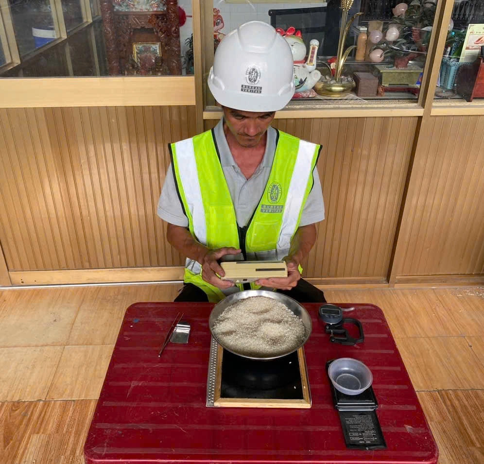 Rice moisture check by an independent inspector