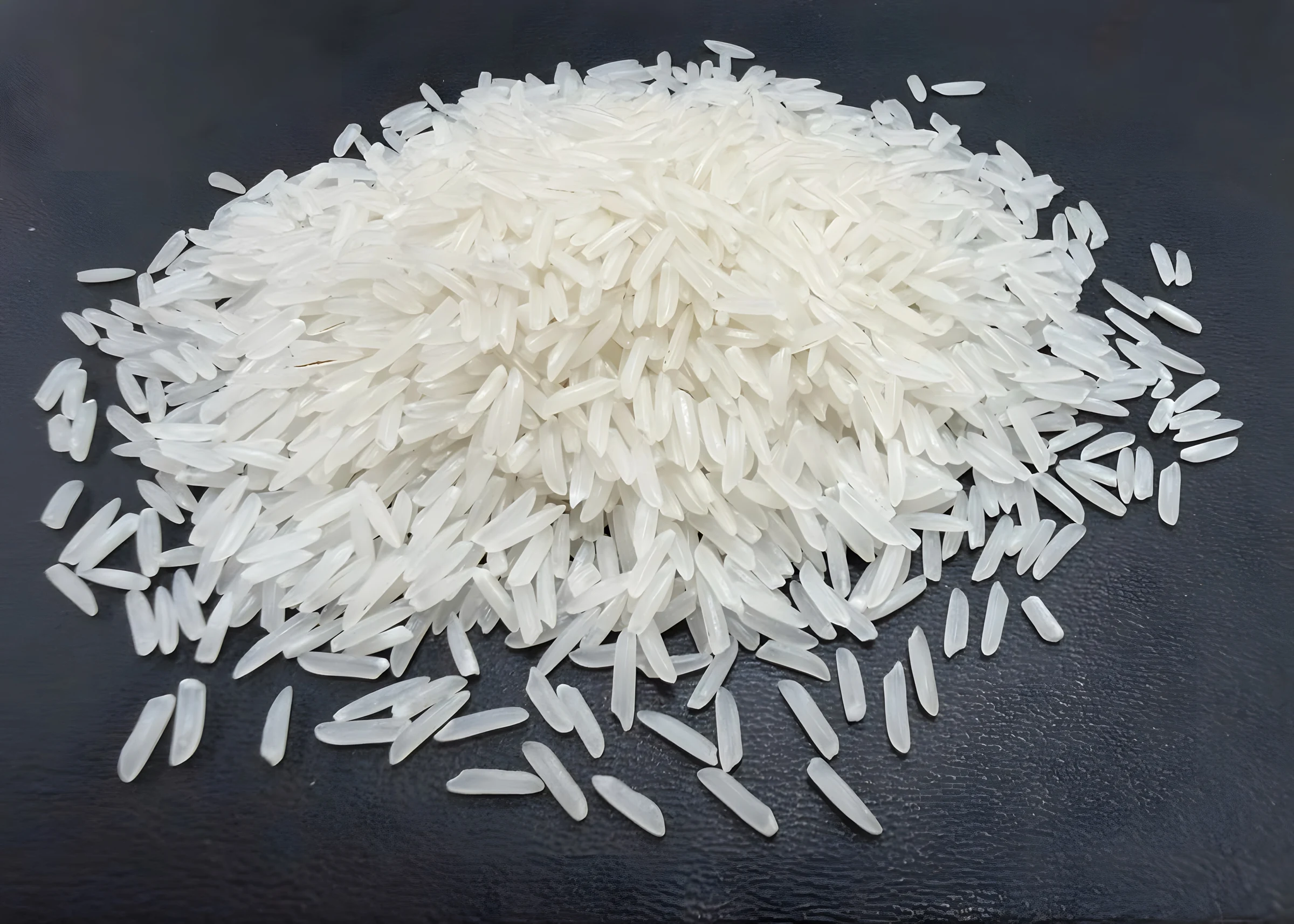Rice grains laid out for visual observation. The image does not establish a measured grade.