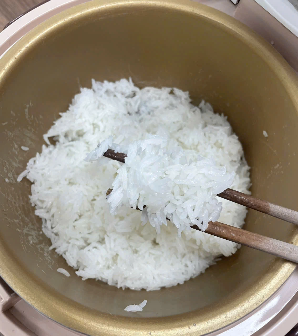 ST25 · Cooked rice texture with chopsticks